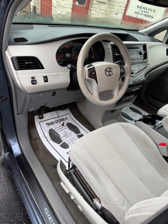 2014 Toyota Sienna Image 8