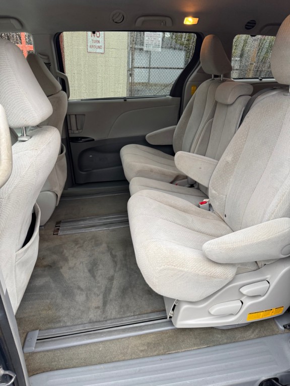 2014 Toyota Sienna Image 9