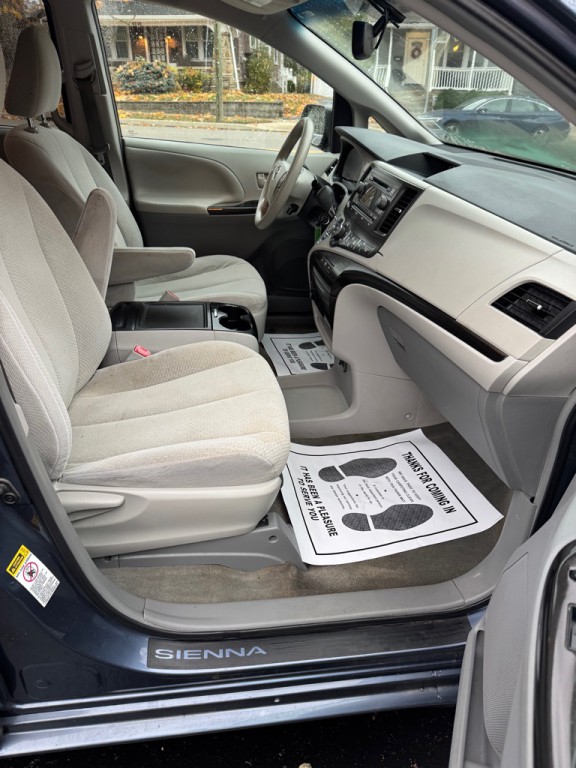 2014 Toyota Sienna Image 10