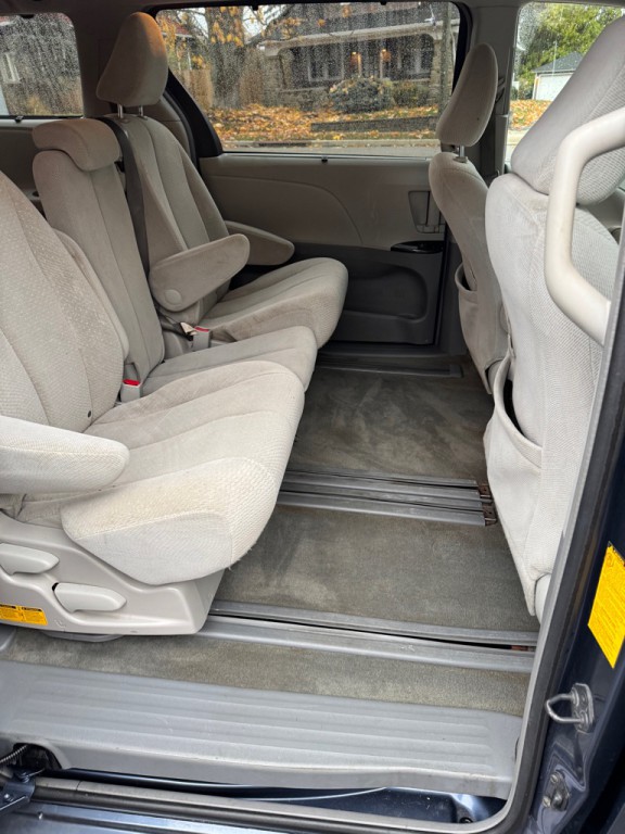 2014 Toyota Sienna Image 11
