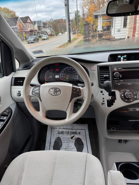 2014 Toyota Sienna Image 13