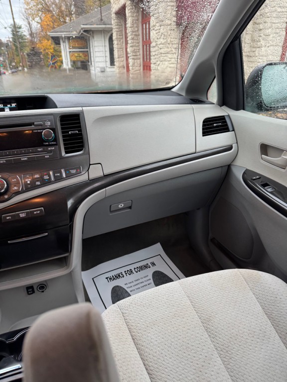 2014 Toyota Sienna Image 15