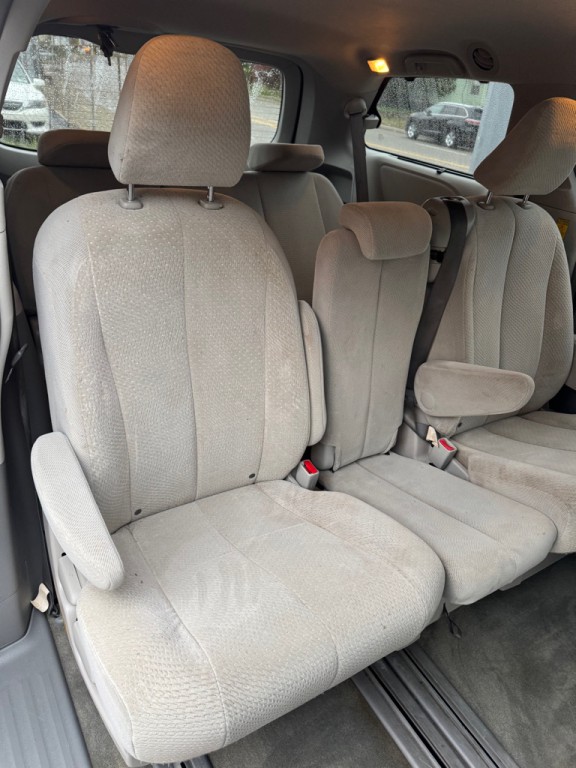 2014 Toyota Sienna Image 16