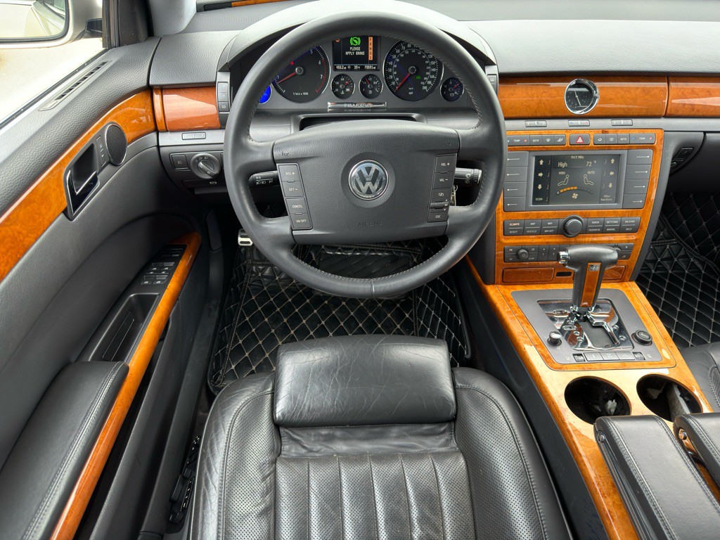 2004 Volkswagen Phaeton Image 14