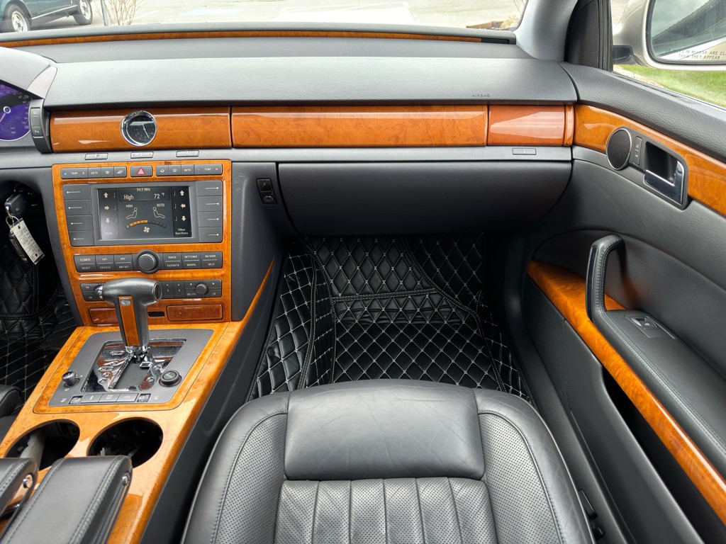 2004 Volkswagen Phaeton Image 15
