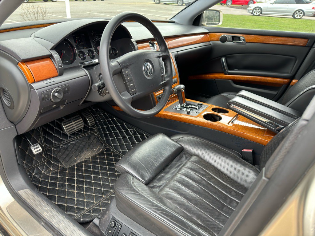 2004 Volkswagen Phaeton Image 16