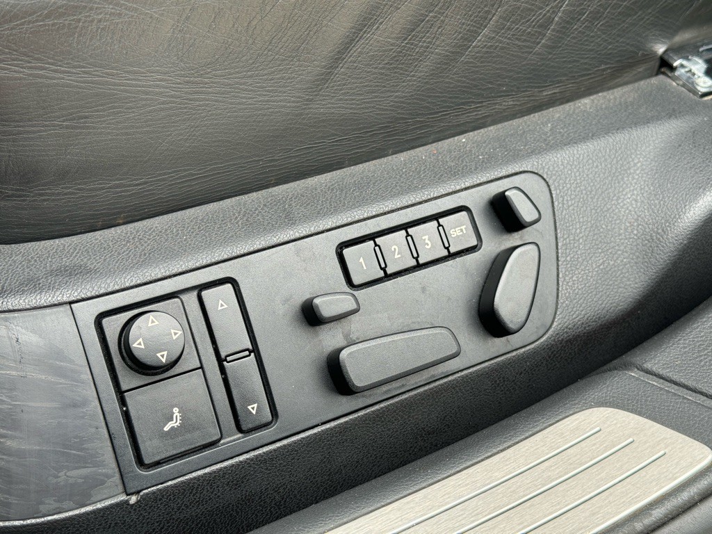 2004 Volkswagen Phaeton Image 18