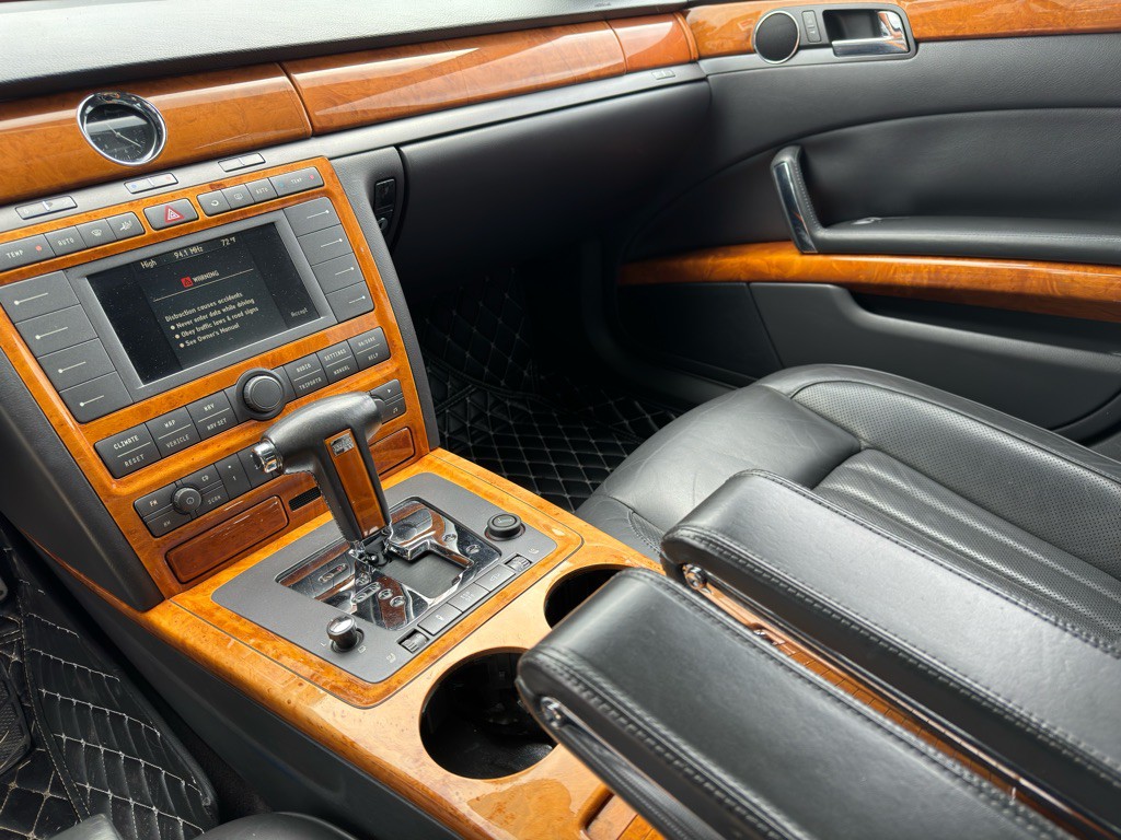 2004 Volkswagen Phaeton Image 19