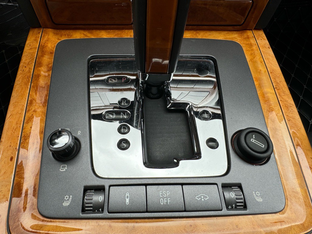 2004 Volkswagen Phaeton Image 21