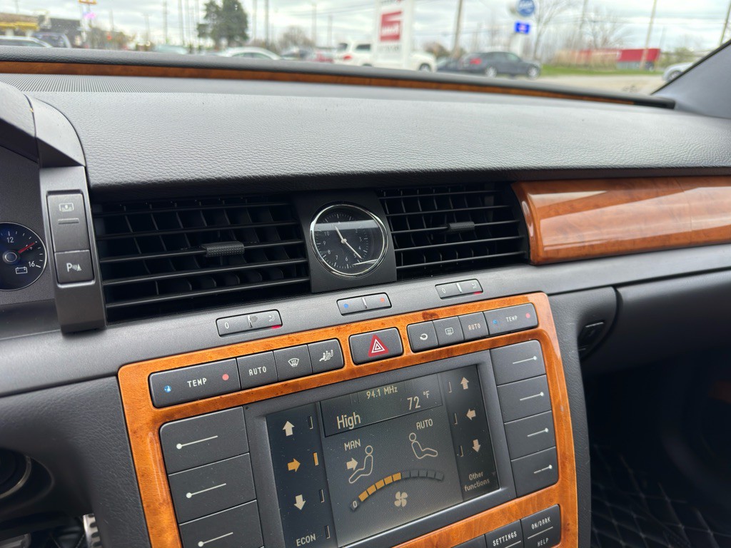 2004 Volkswagen Phaeton Image 23