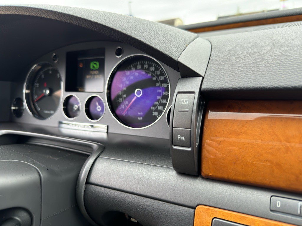 2004 Volkswagen Phaeton Image 25