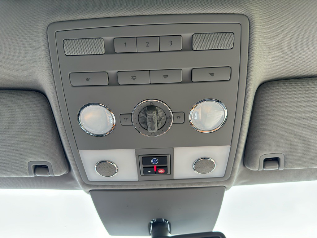 2004 Volkswagen Phaeton Image 27