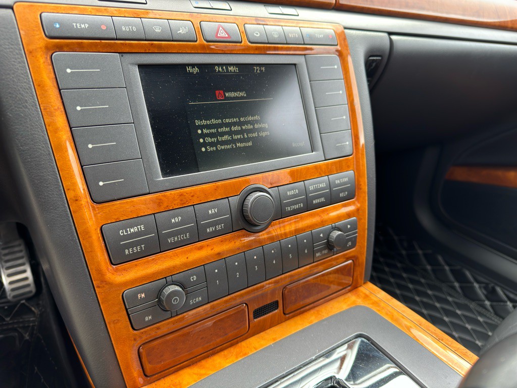 2004 Volkswagen Phaeton Image 28
