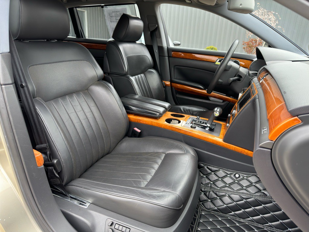 2004 Volkswagen Phaeton Image 32