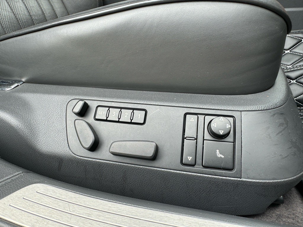 2004 Volkswagen Phaeton Image 34