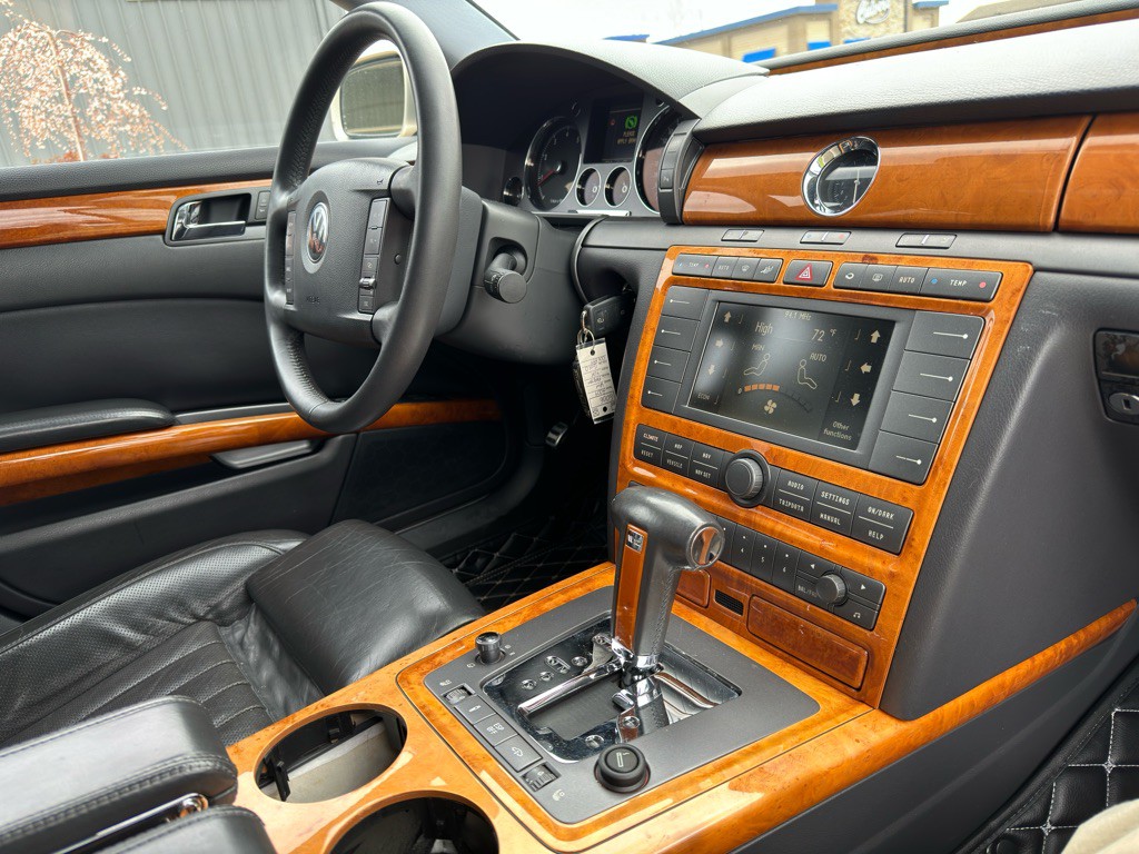 2004 Volkswagen Phaeton Image 37