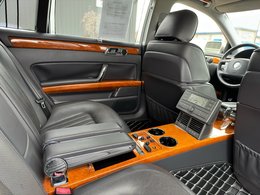 2004 Volkswagen Phaeton Image 47
