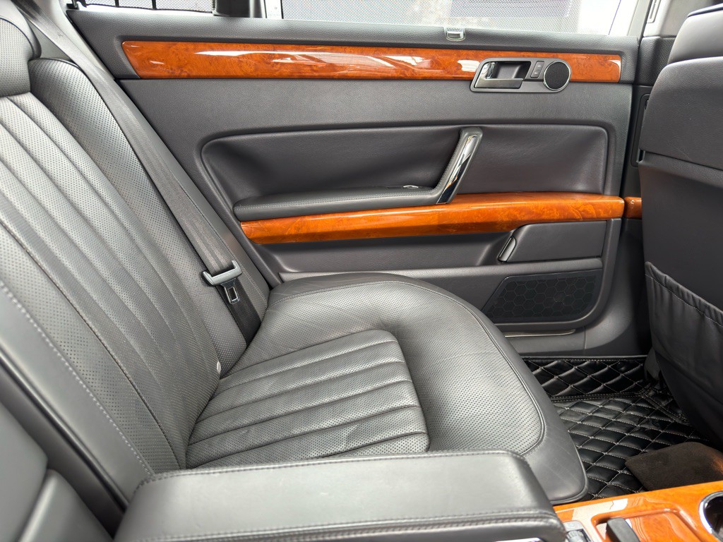 2004 Volkswagen Phaeton Image 48