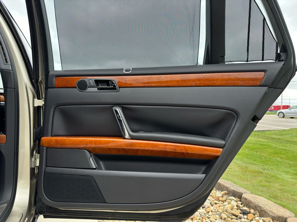 2004 Volkswagen Phaeton Image 54