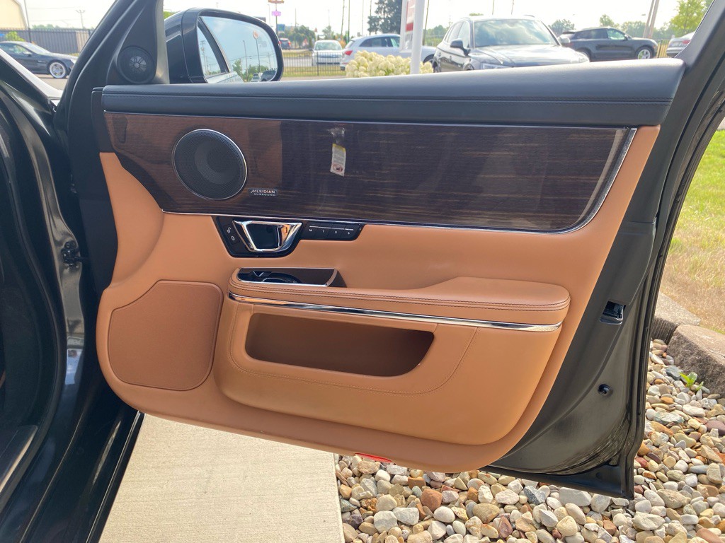 2014 Jaguar XJ Image 23