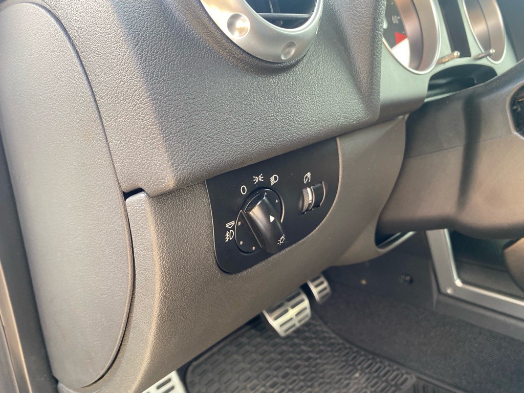 2004 Audi TT Image 12