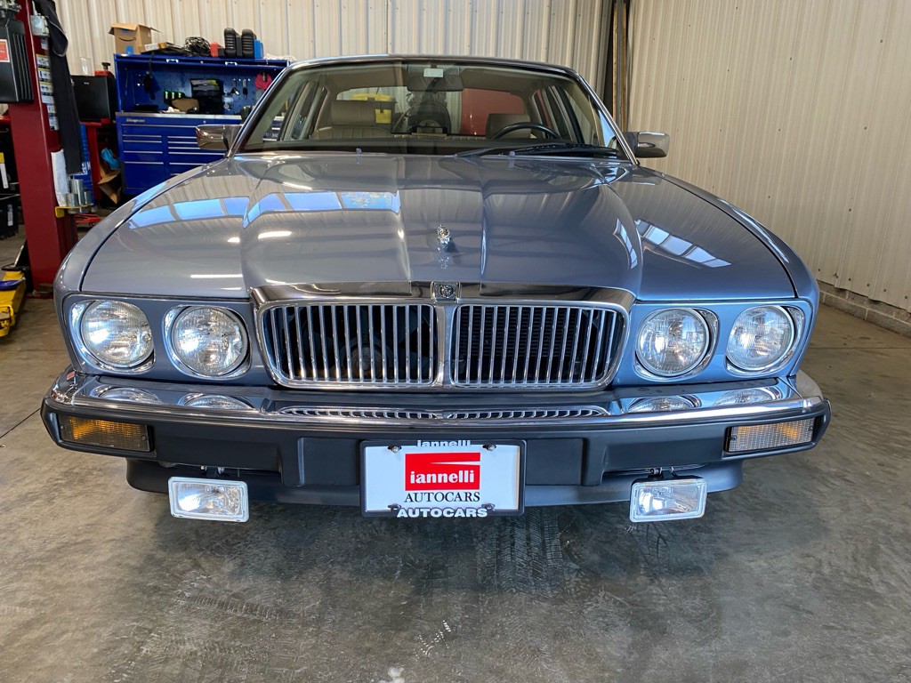 1990 Jaguar XJ Image 3