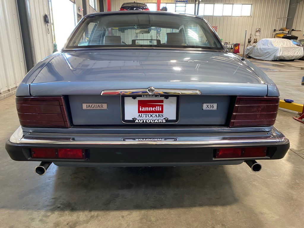 1990 Jaguar XJ Image 4
