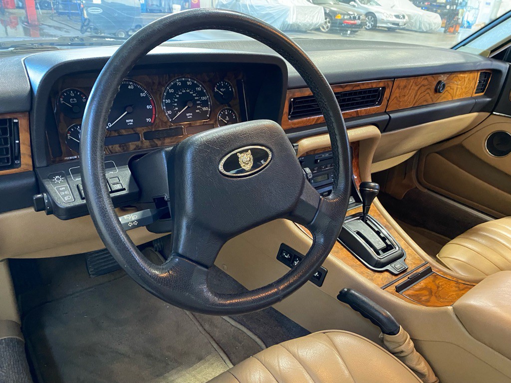 1990 Jaguar XJ Image 6