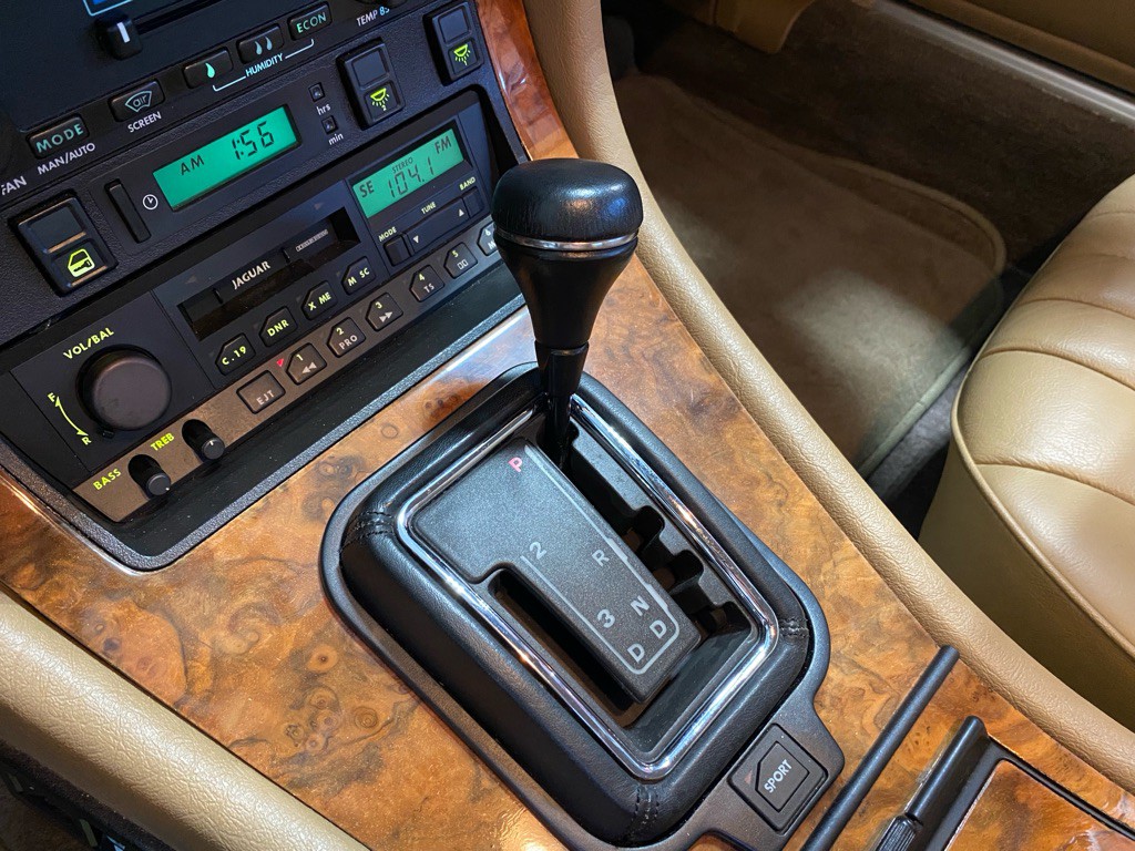 1990 Jaguar XJ Image 8