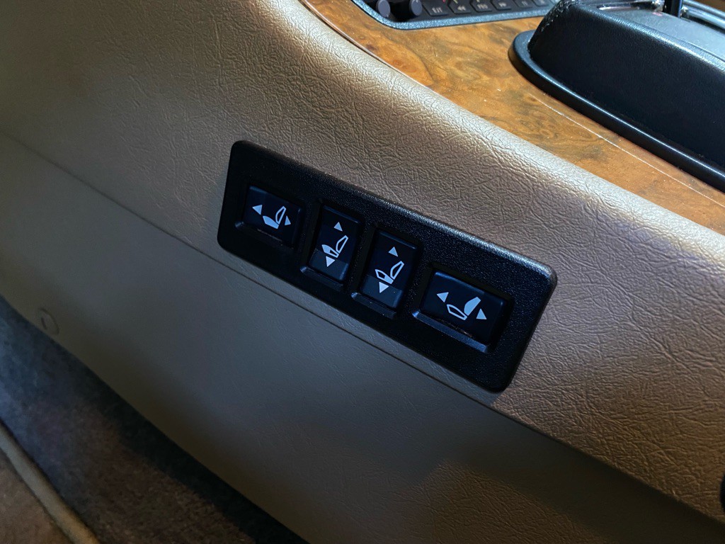 1990 Jaguar XJ Image 9