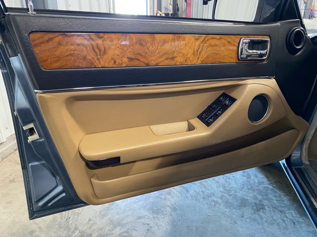 1990 Jaguar XJ Image 13