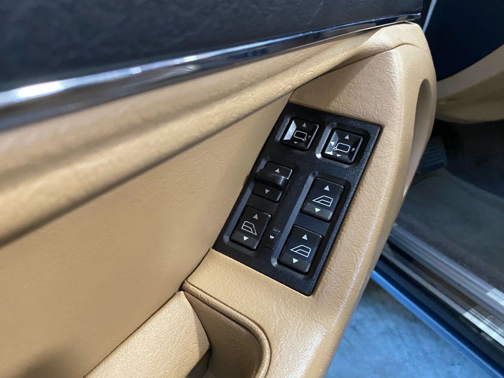 1990 Jaguar XJ Image 15