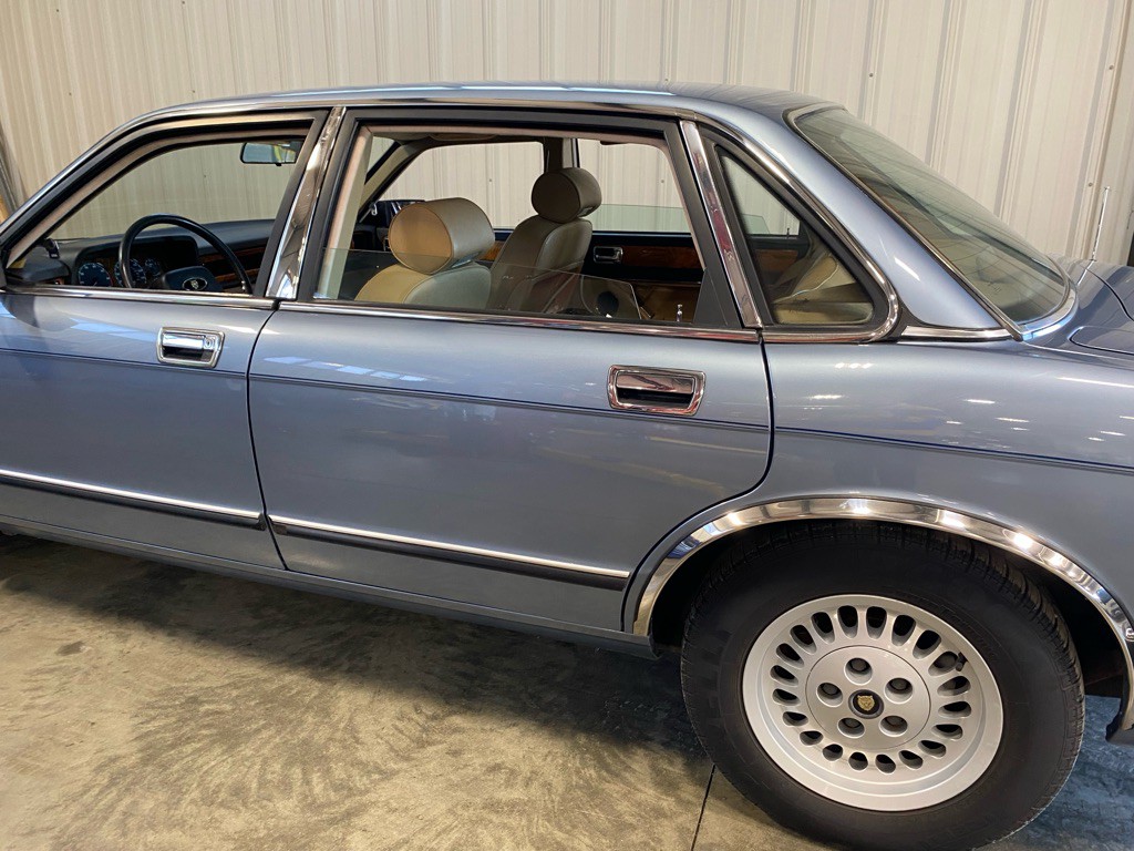 1990 Jaguar XJ Image 38