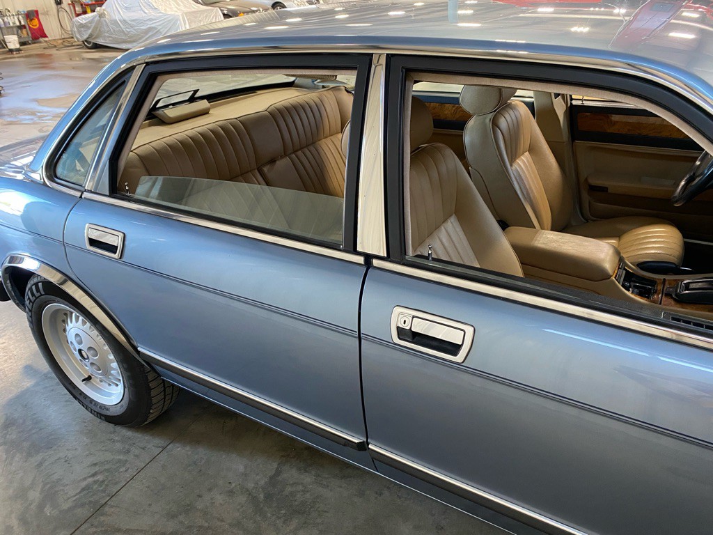 1990 Jaguar XJ Image 42
