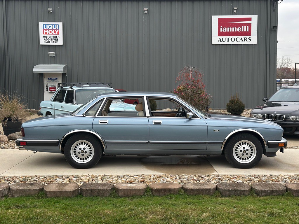 1990 Jaguar XJ Image 2