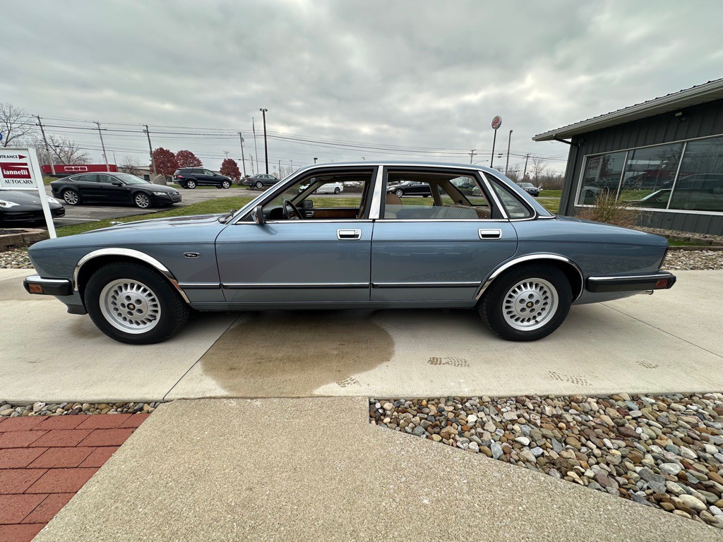 1990 Jaguar XJ Image 4