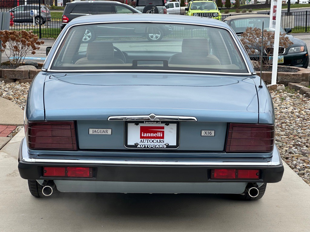 1990 Jaguar XJ Image 5