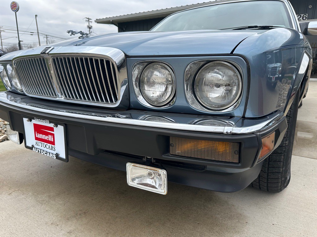 1990 Jaguar XJ Image 6