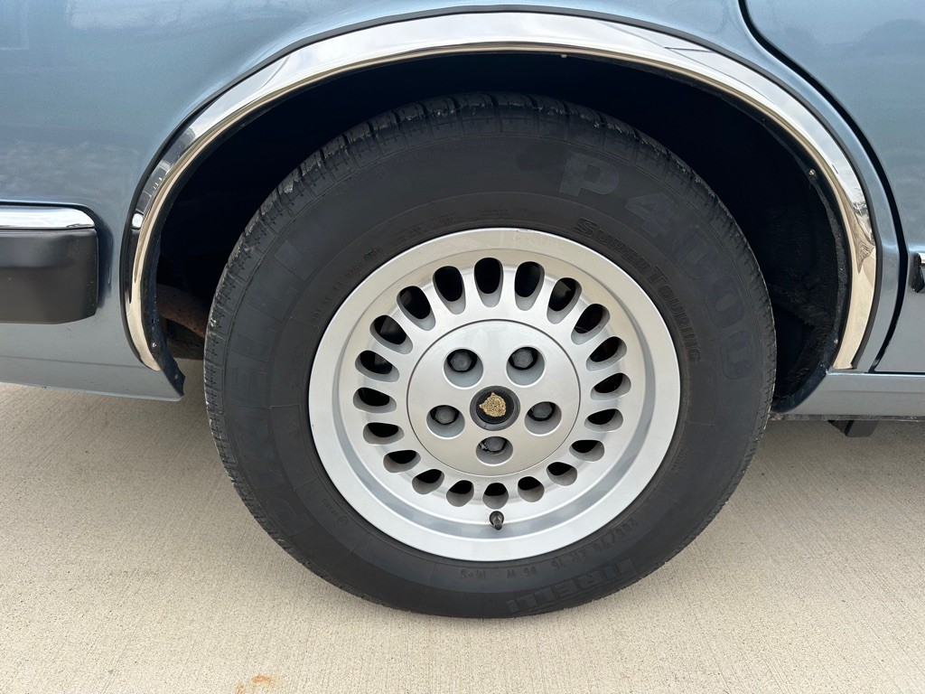 1990 Jaguar XJ Image 11