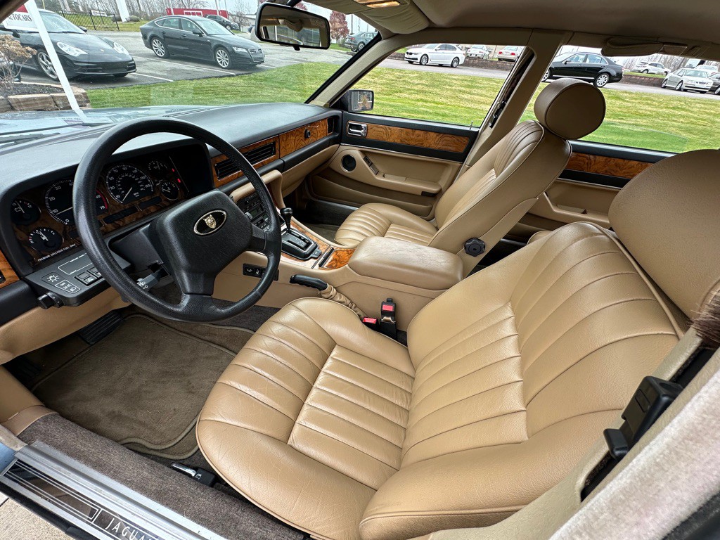 1990 Jaguar XJ Image 13