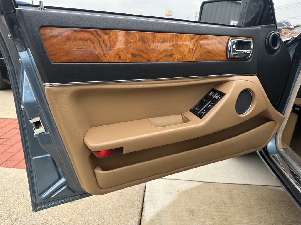 1990 Jaguar XJ Image 15