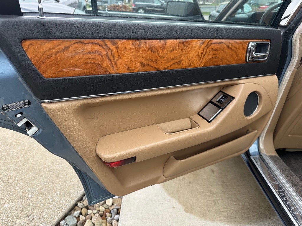 1990 Jaguar XJ Image 17