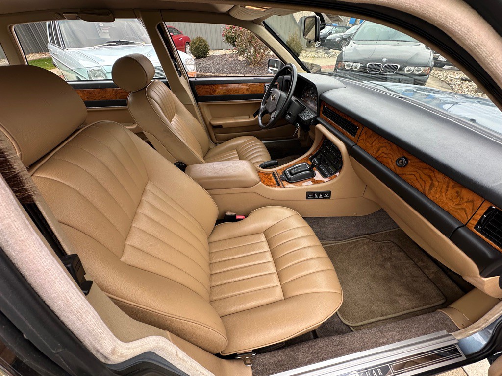 1990 Jaguar XJ Image 21