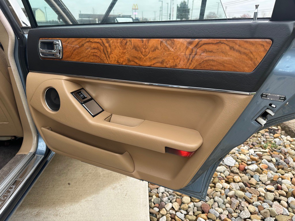 1990 Jaguar XJ Image 25