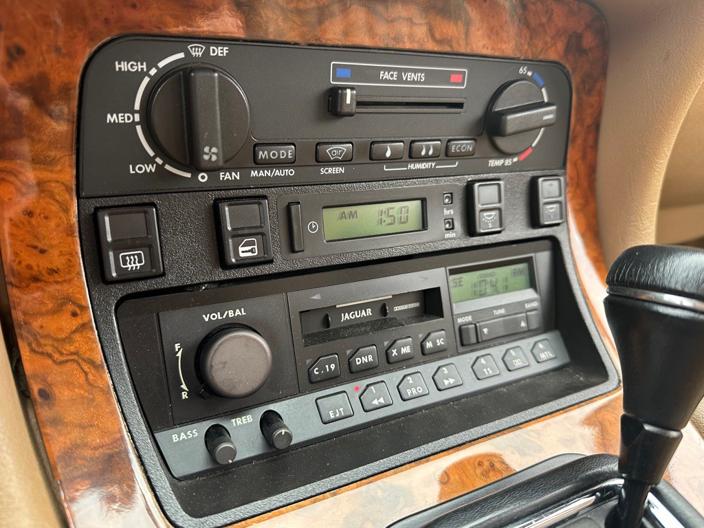 1990 Jaguar XJ Image 29