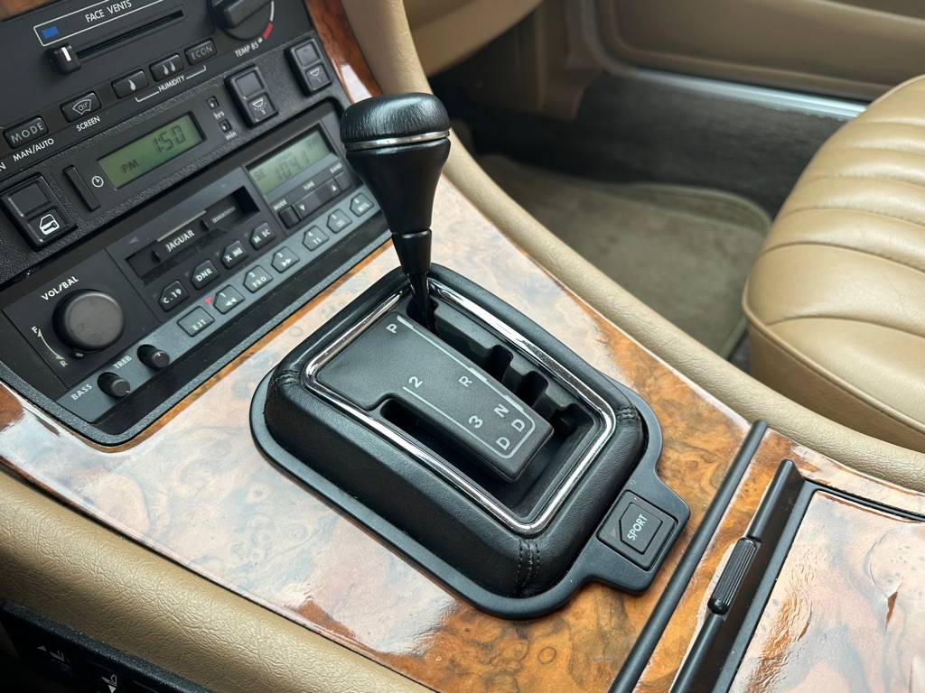 1990 Jaguar XJ Image 30