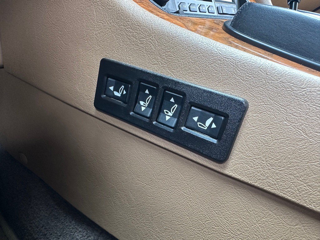 1990 Jaguar XJ Image 32