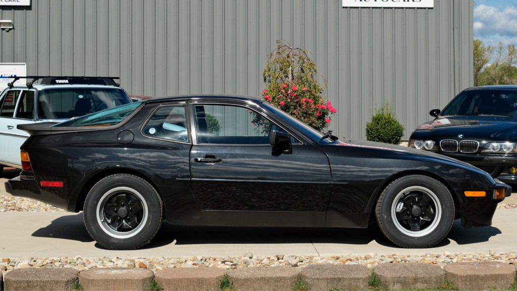 1984 Porsche 944 Image 4