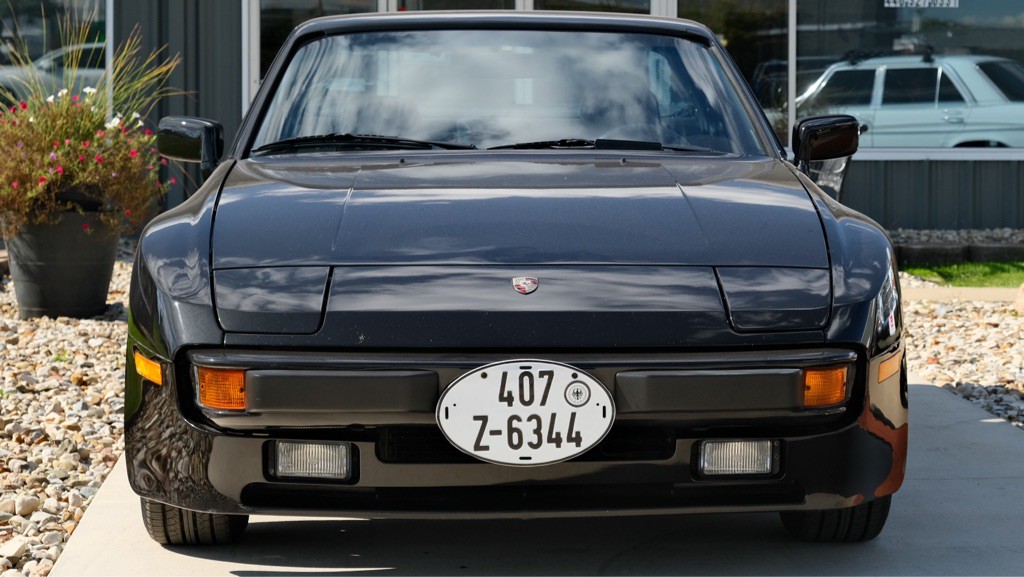 1984 Porsche 944 Image 5