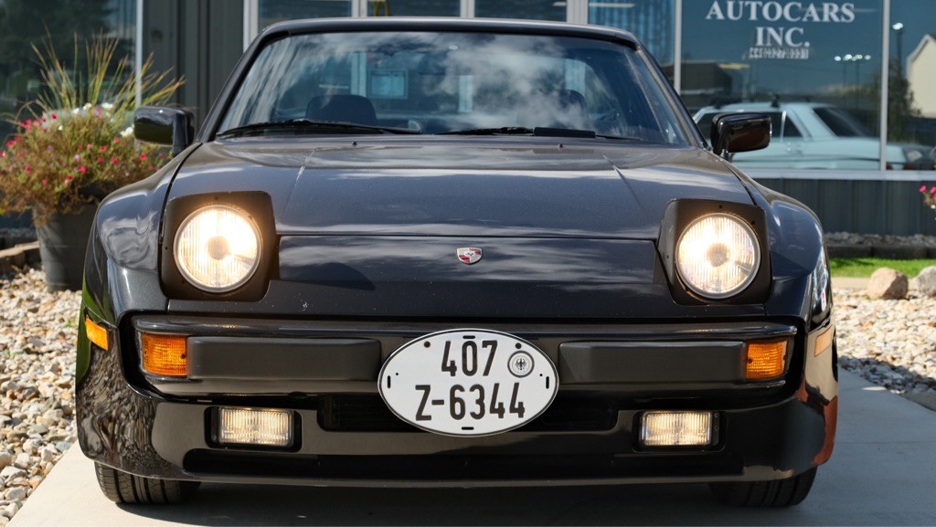 1984 Porsche 944 Image 6